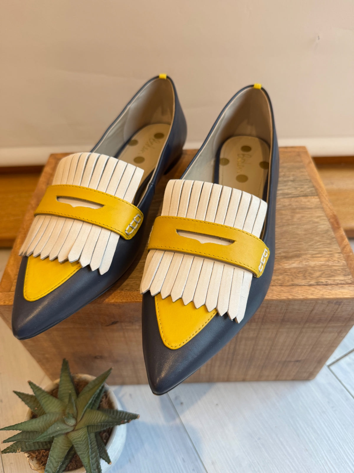 Boden leather pointed loafer Navy/yellow