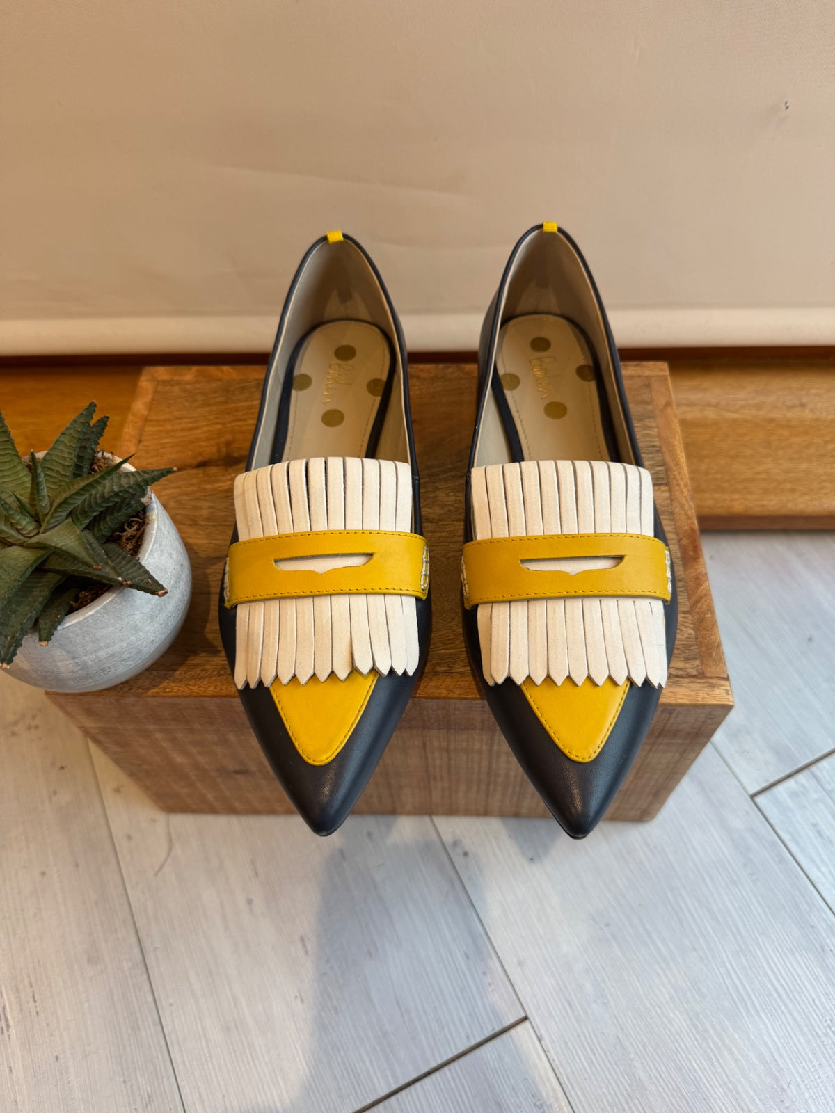 Boden leather pointed loafer Navy/yellow