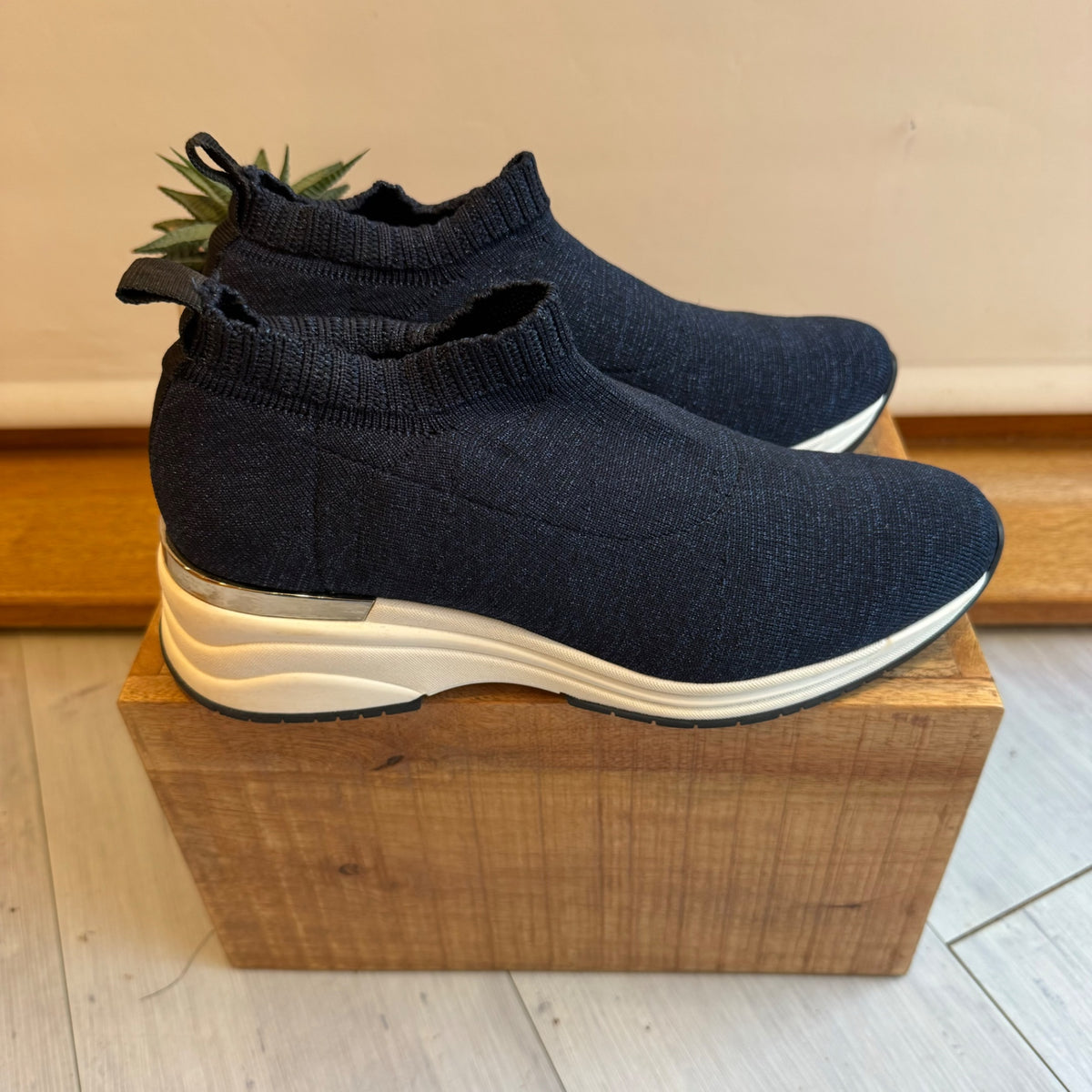 Russell & Bromley slip on Trainer Navy/silver