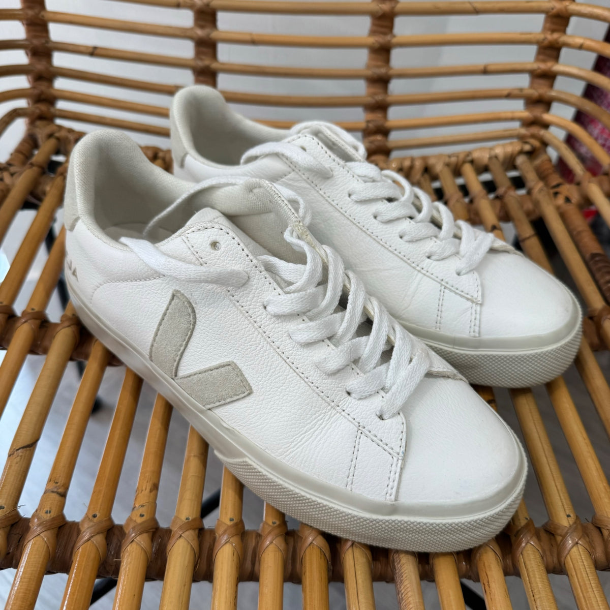 Veja leather pump White/beige Size 4