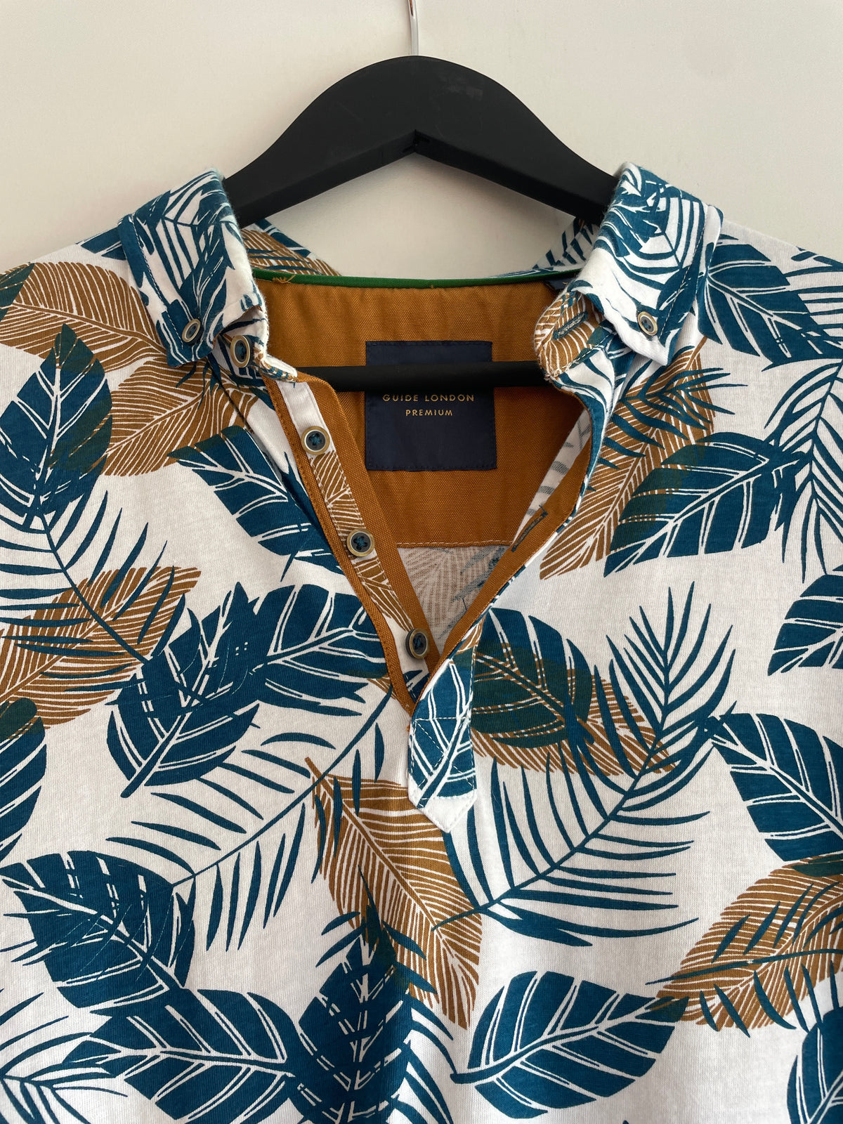 Guide London leaf print t-shirt White/Teal/Tan Size Large
