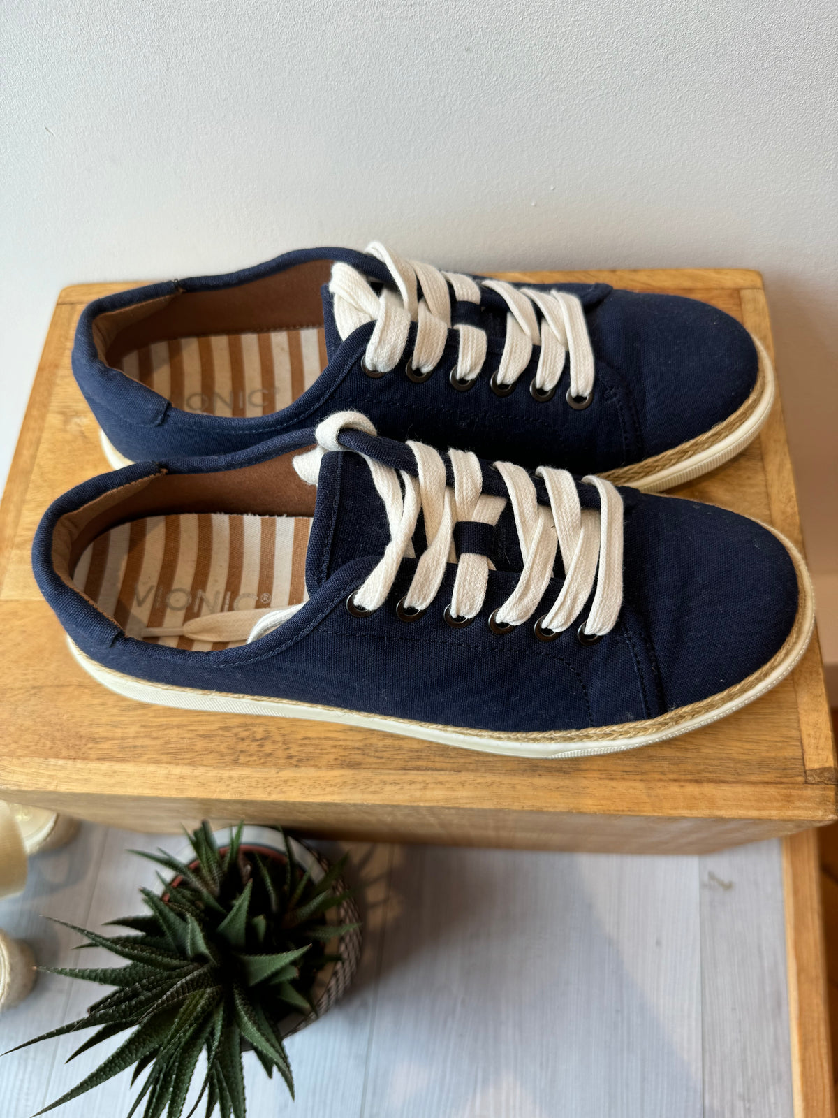 Vionic Hattie Sunny deck shoe Navy size 6