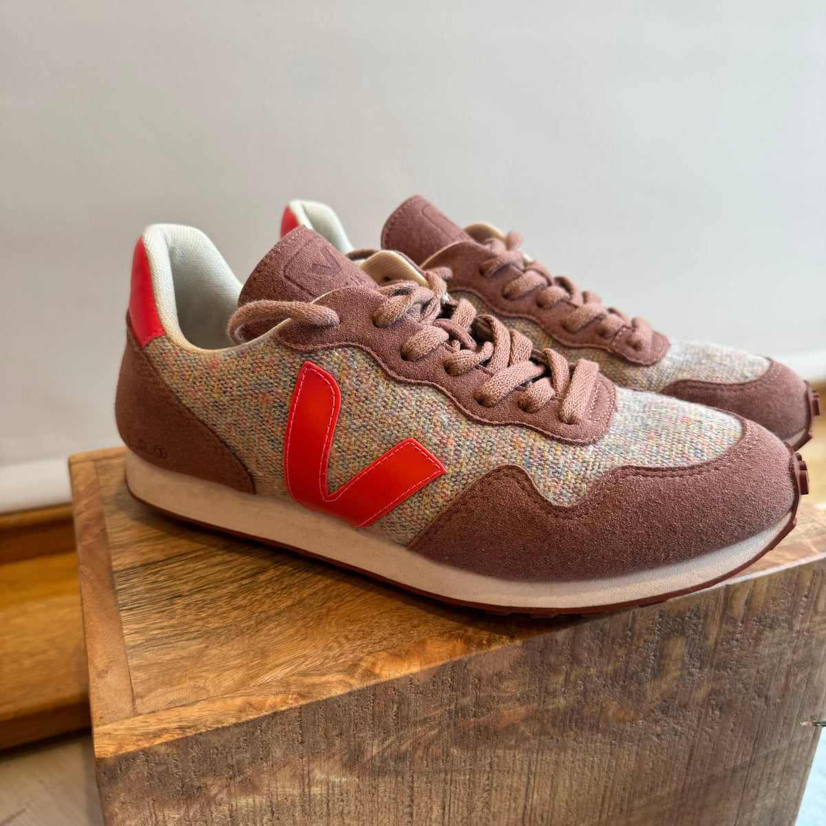 Veja 'Cloudy' pump Rose/Flouro Size 39