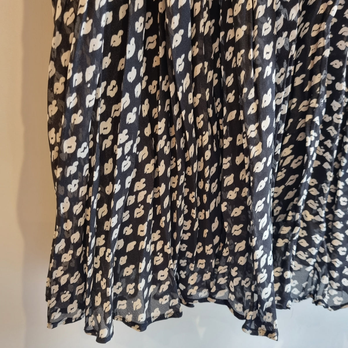 Mint Velvet ditsy print crinkle midi dress Black/White Size 16