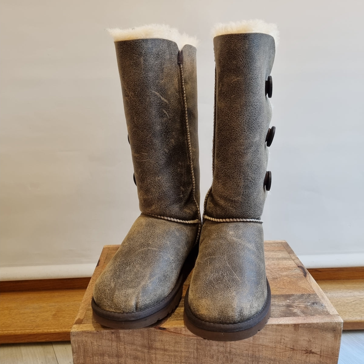 Ugg three button suede boot Brown Size 6.5