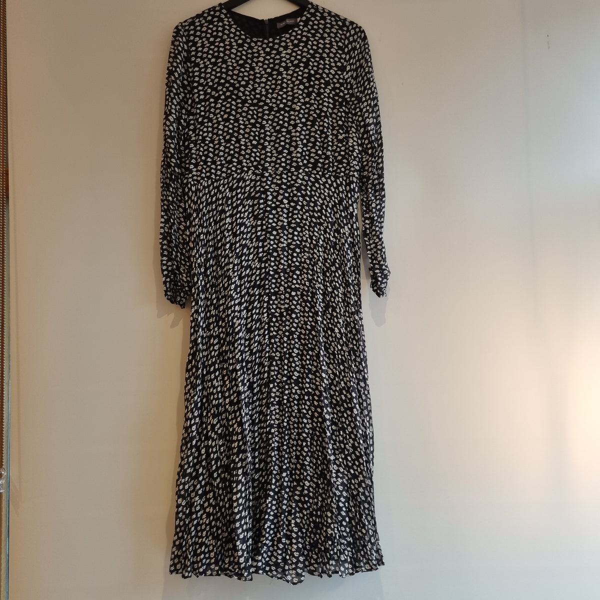 Mint Velvet ditsy print crinkle midi dress Black/White Size 16