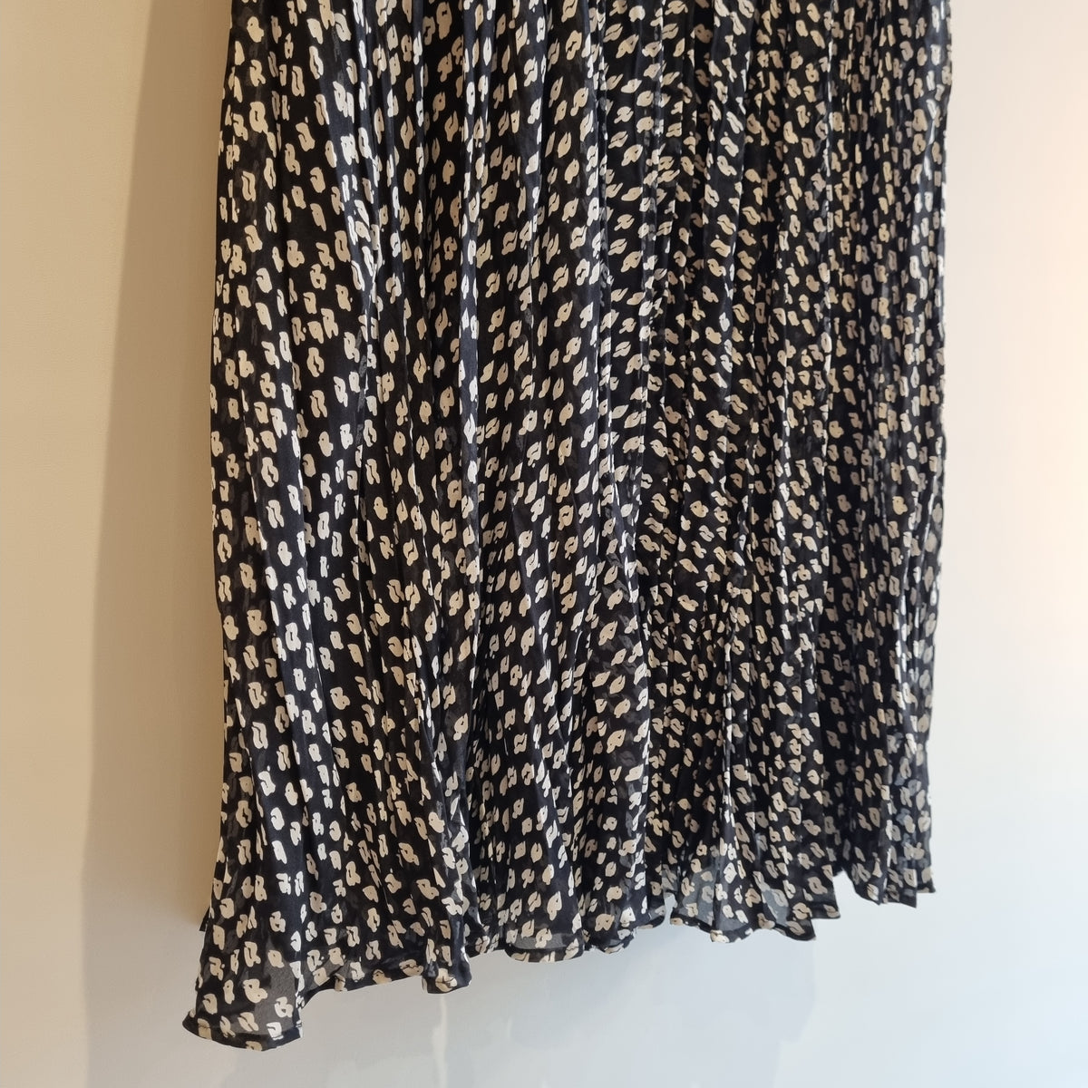 Mint Velvet ditsy print crinkle midi dress Black/White Size 16