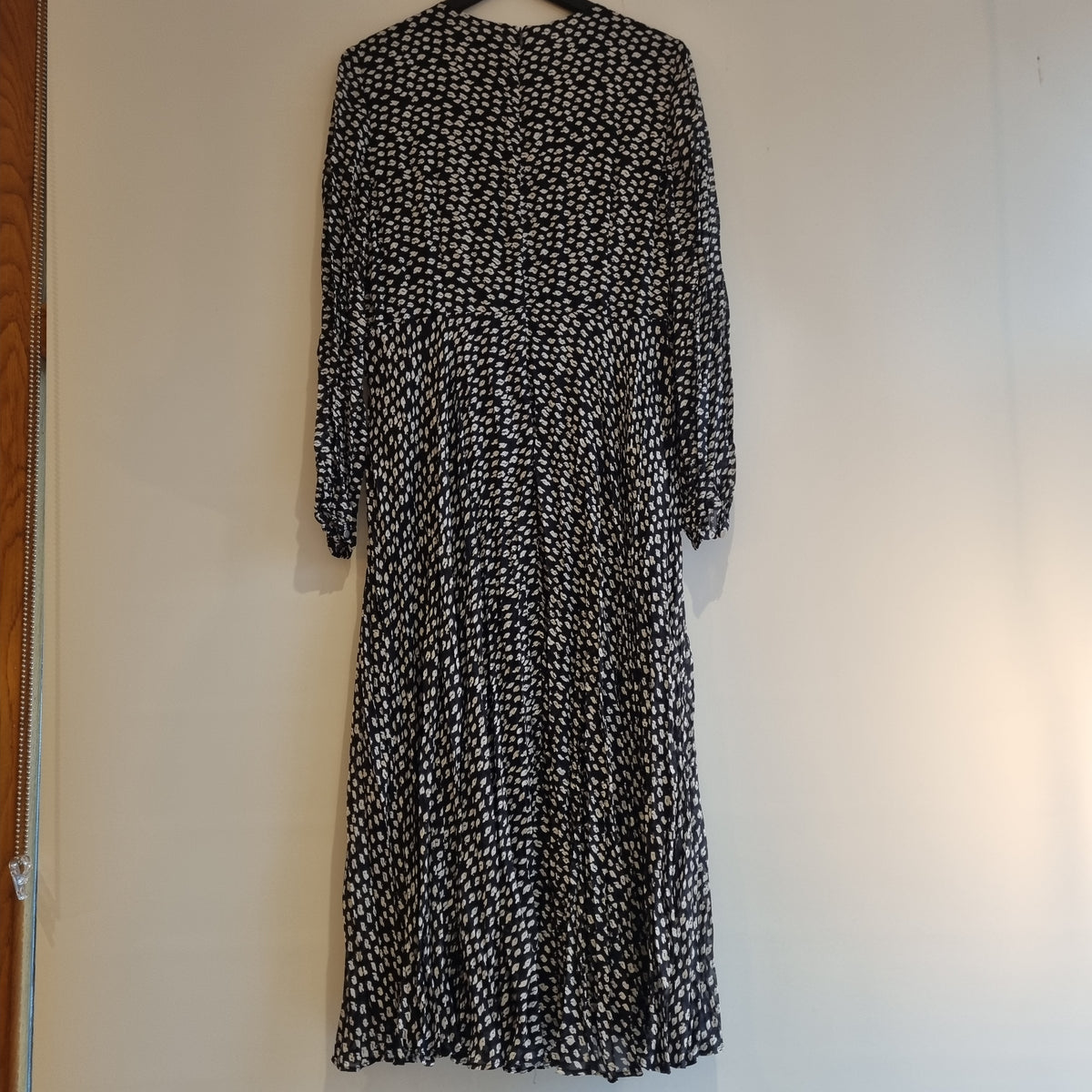 Mint Velvet ditsy print crinkle midi dress Black/White Size 16