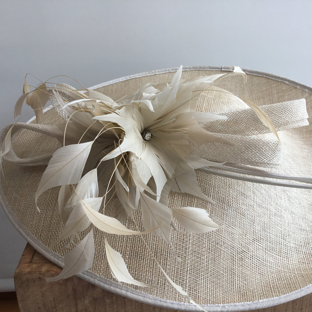 Nigel Rayment disc with feather flower and bow detail hatinator Coffee One size